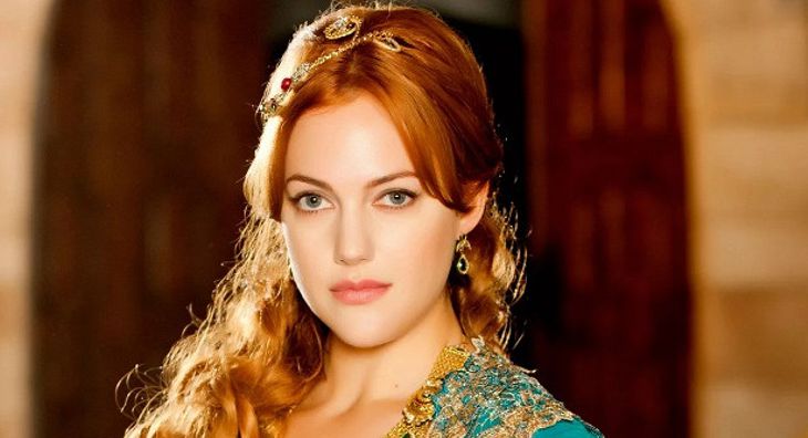 Актриса из «Великолепного века» снялась в откровенной фотосессии