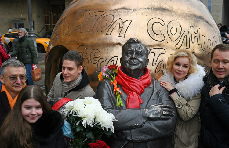 В Москве установлен памятник актеру и режиссеру Олегу Табакову